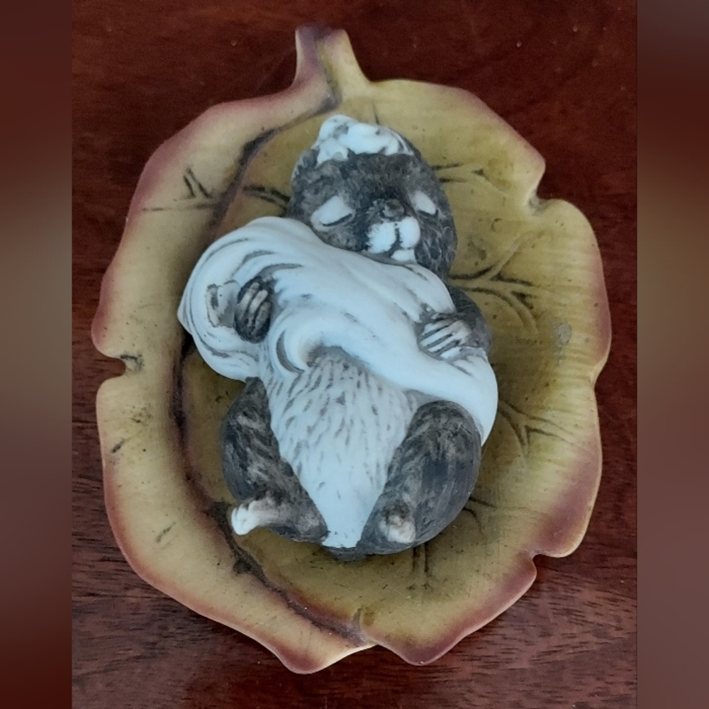 Skunk Baby Figurine House Global Art Harvey Knox Kingdom Sleeping Leaf Vintage